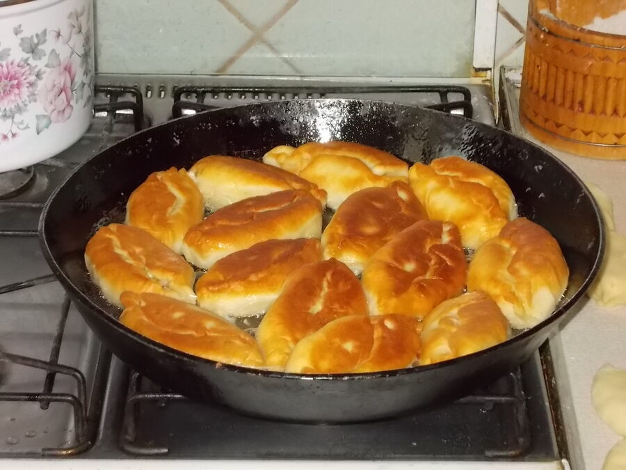 Печёные пирожки с румяной корочкой